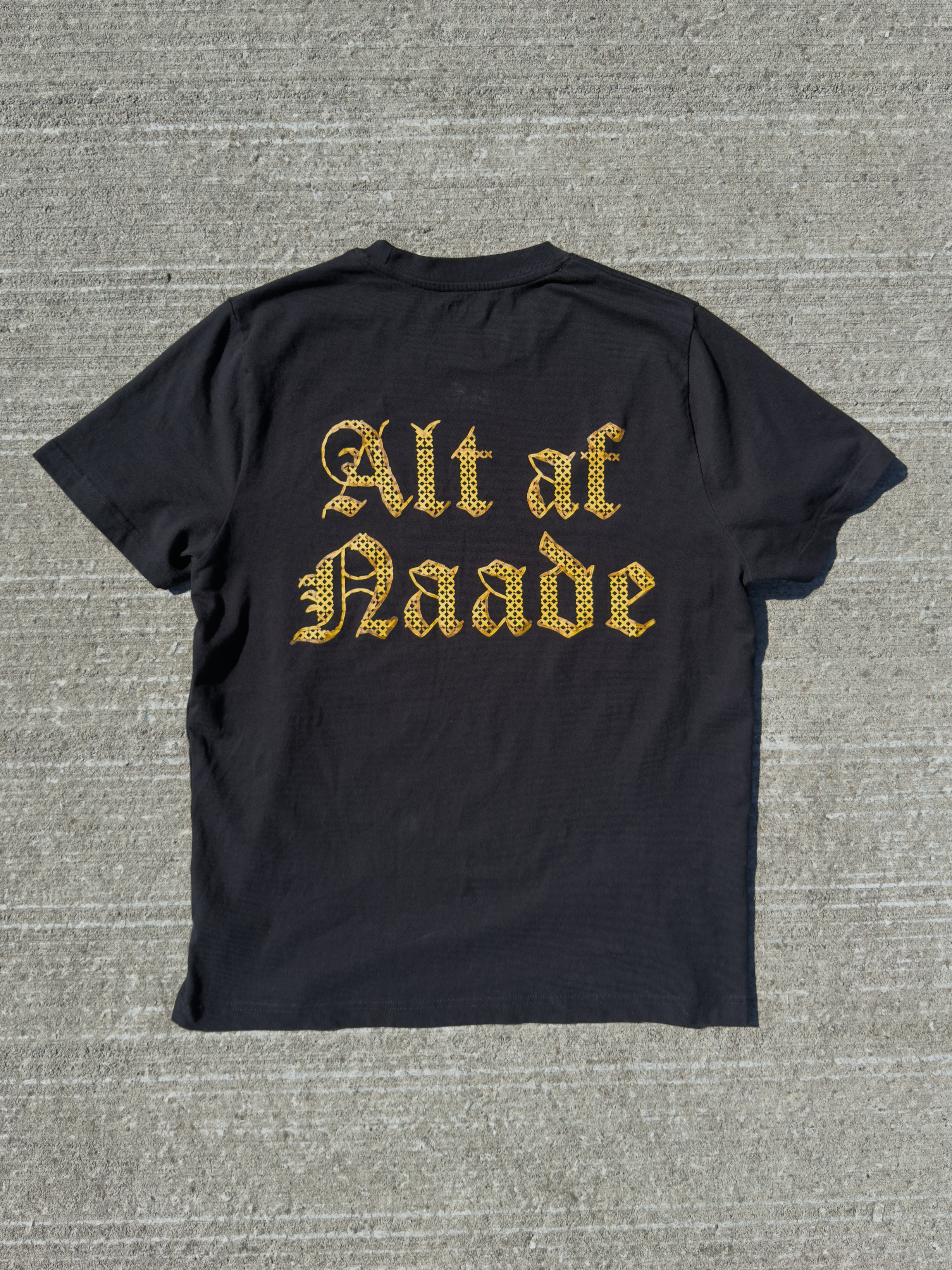 Alt af Naade – sort kristen T-shirt liggende med gotisk korsstings-rygprint