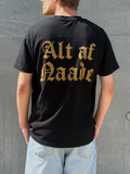 Alt af Naade – sort kristen T-shirt set bagfra med Alt af Naade i gotisk korsstings-print