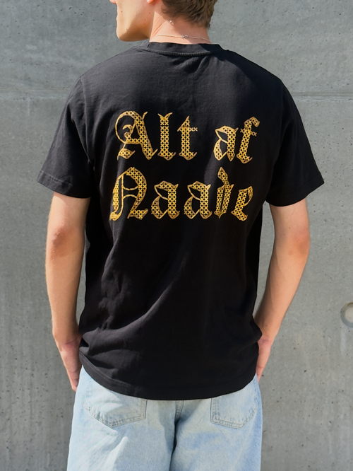 Alt af Naade – sort kristen T-shirt set bagfra med Alt af Naade i gotisk korsstings-print