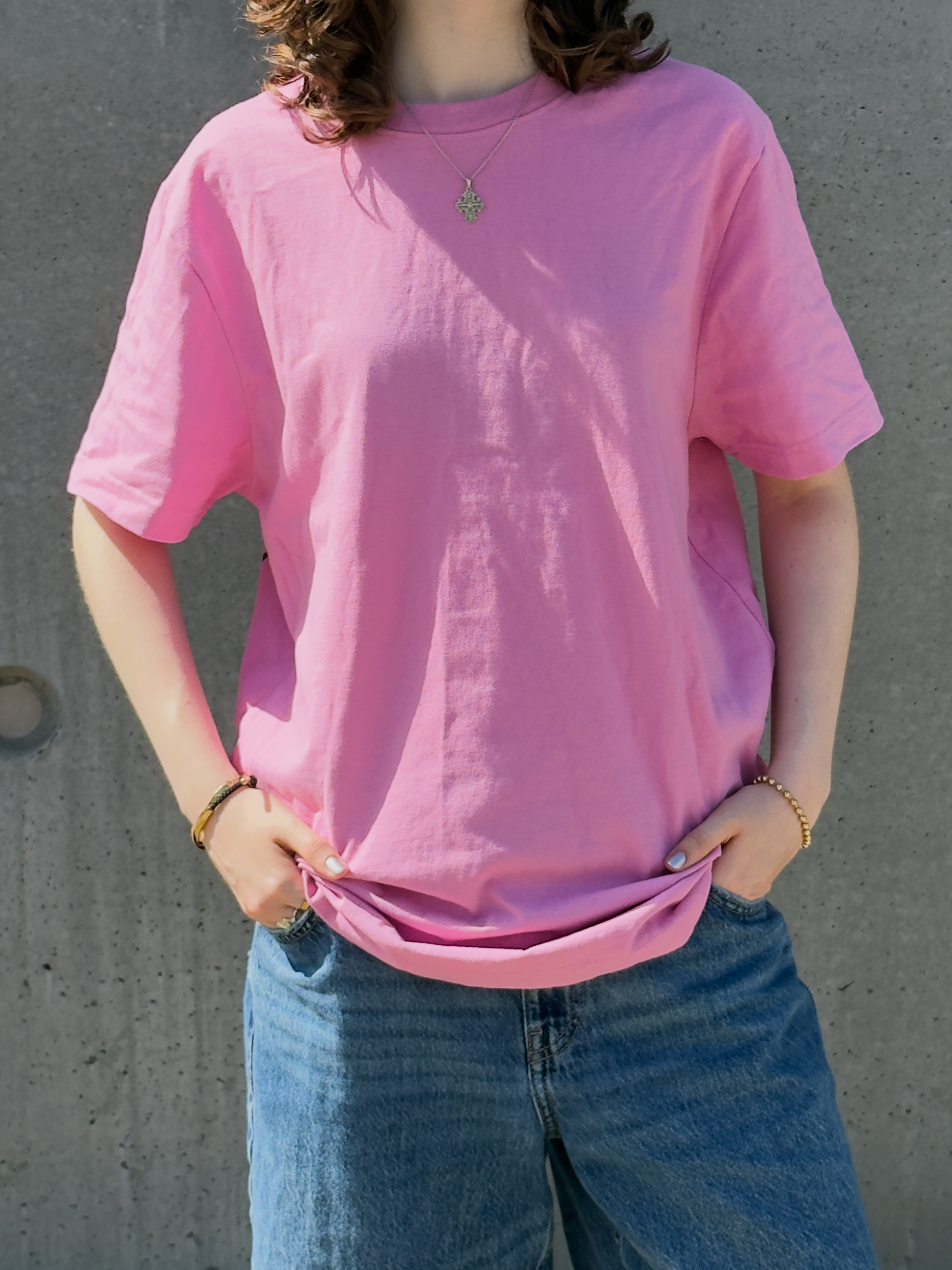 Alt af Naade – lyserød kristen T-shirt set forfra