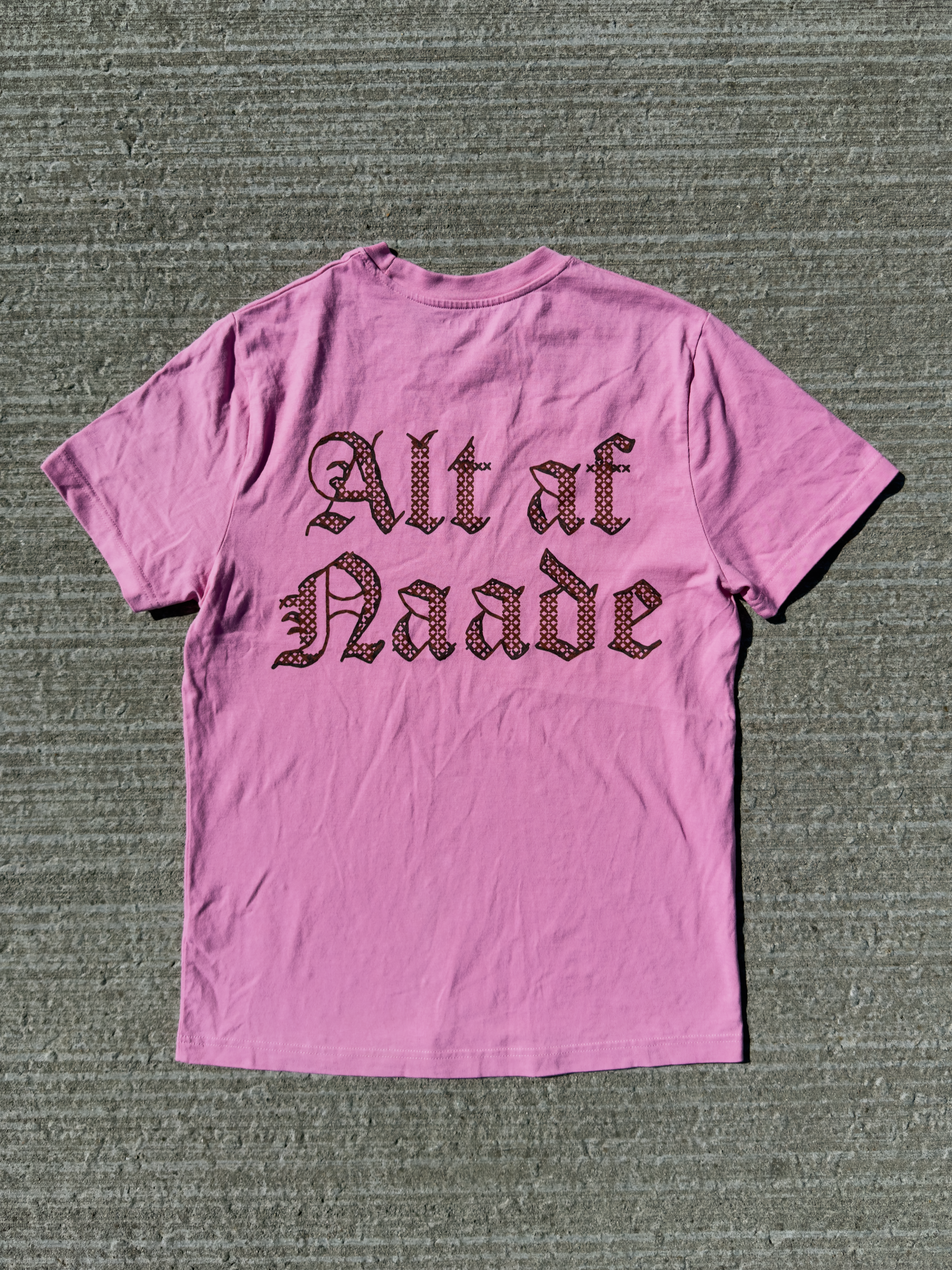 Alt af Naade – lyserød kristen T-shirt liggende med gotisk korsstings-rygprint