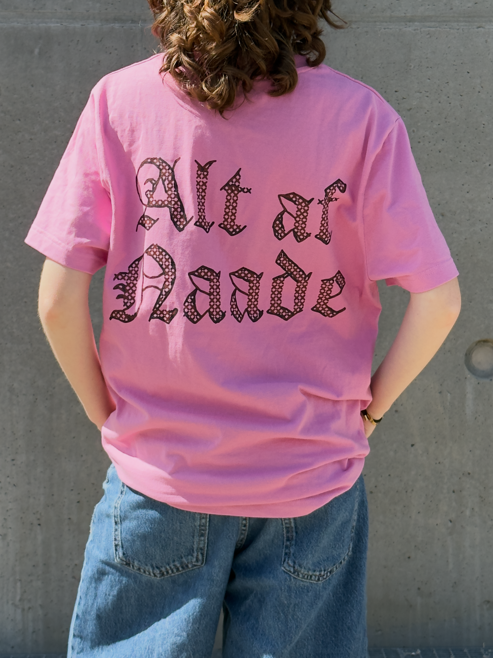 Alt af Naade – lyserød kristen T-shirt set bagfra med Alt af Naade i gotisk korsstings-print