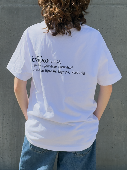 Endýō – hvid kristen T-shirt set bagfra med ordbogsopslag af det græske ἐνδύω