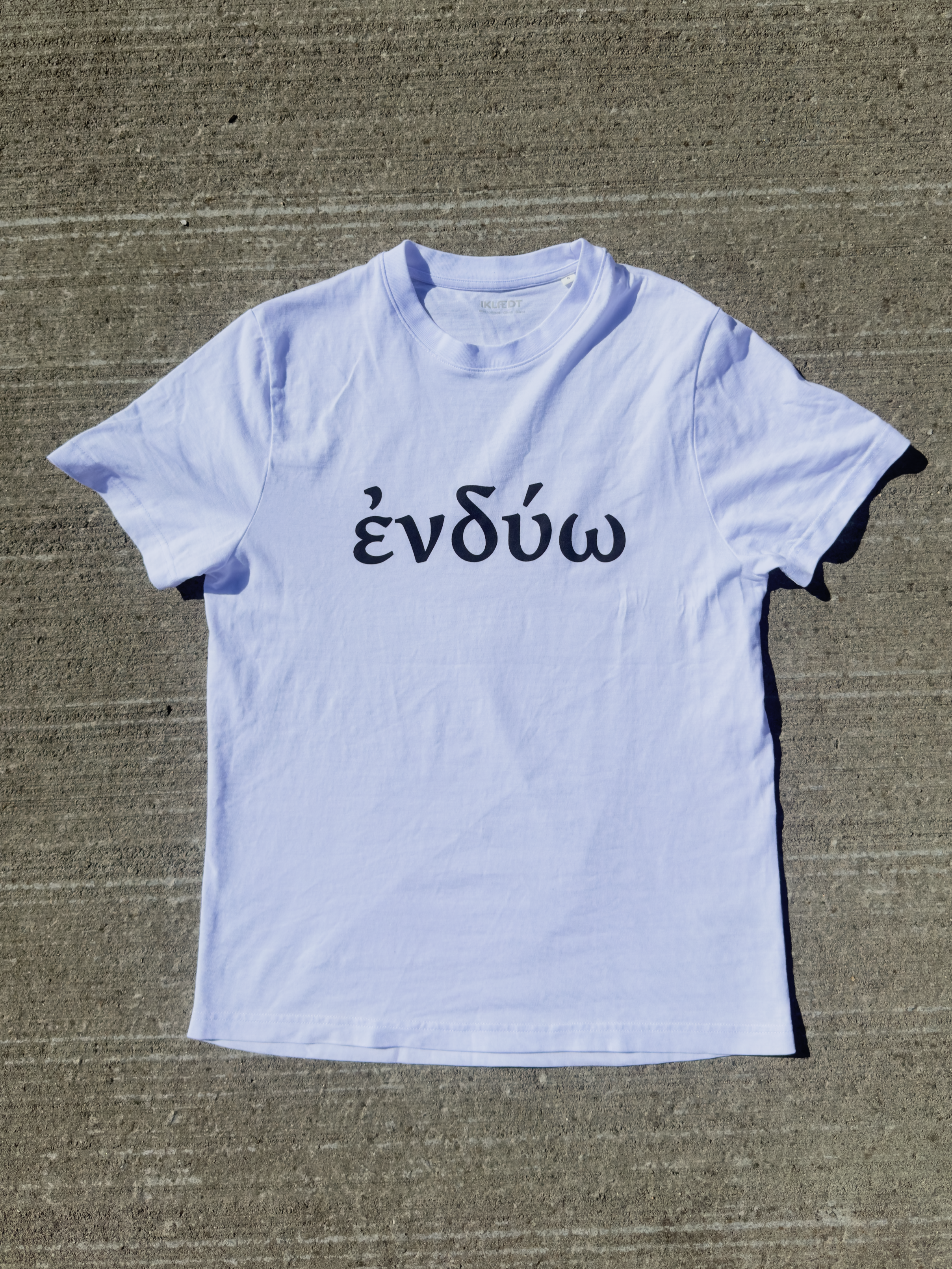 Endýō – hvid kristen T-shirt liggende med ἐνδύω-print på brystet