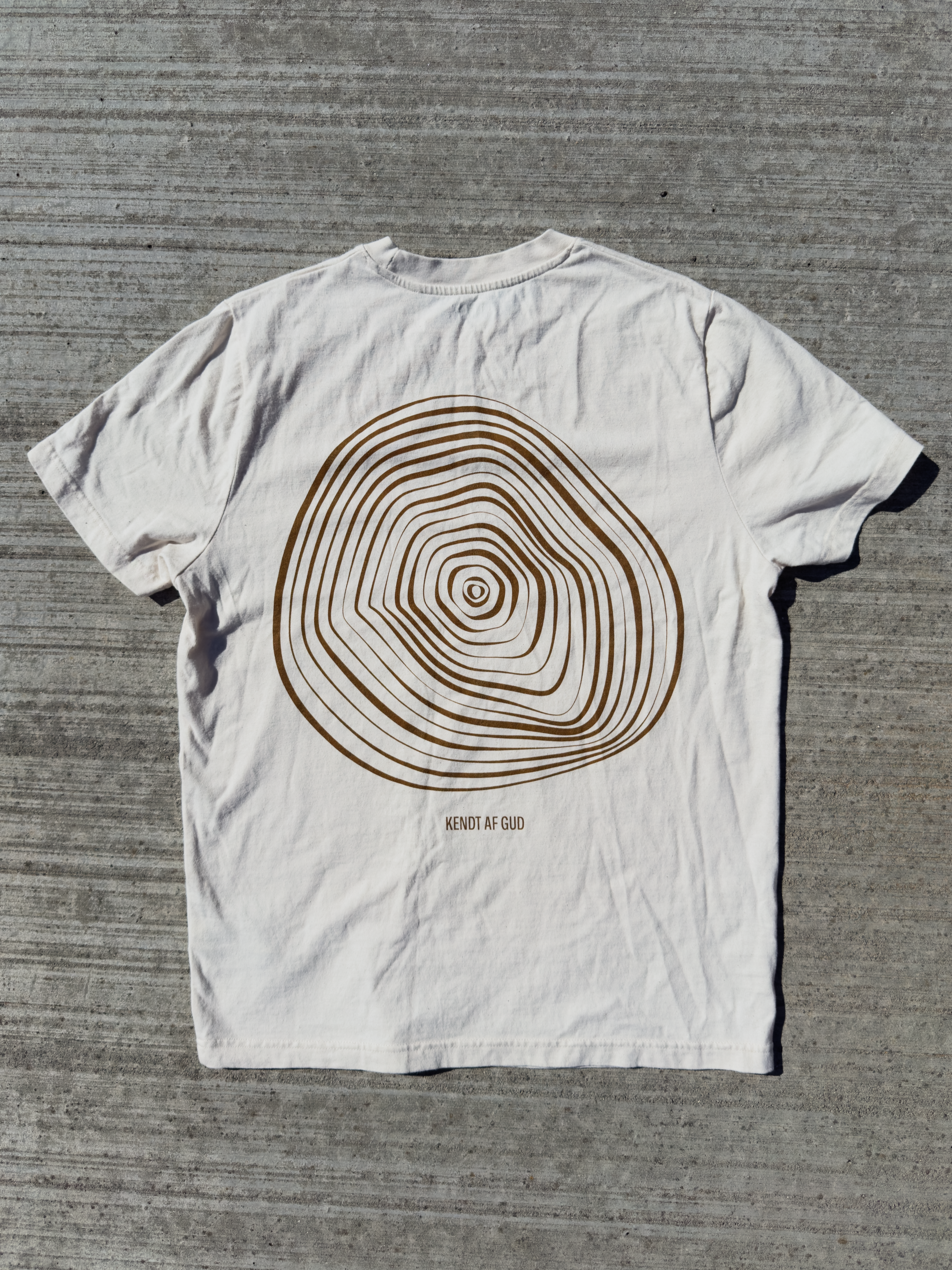 Kendt af Gud – cremehvid kristen T-shirt liggende med årringe-rygprint