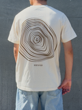 Kendt af Gud – cremehvid kristen T-shirt set bagfra med årringe-print og teksten KENDT AF GUD