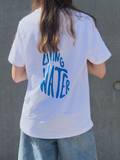 Living Water – hvid kristen T-shirt set bagfra med dråbeformet Living Water-print