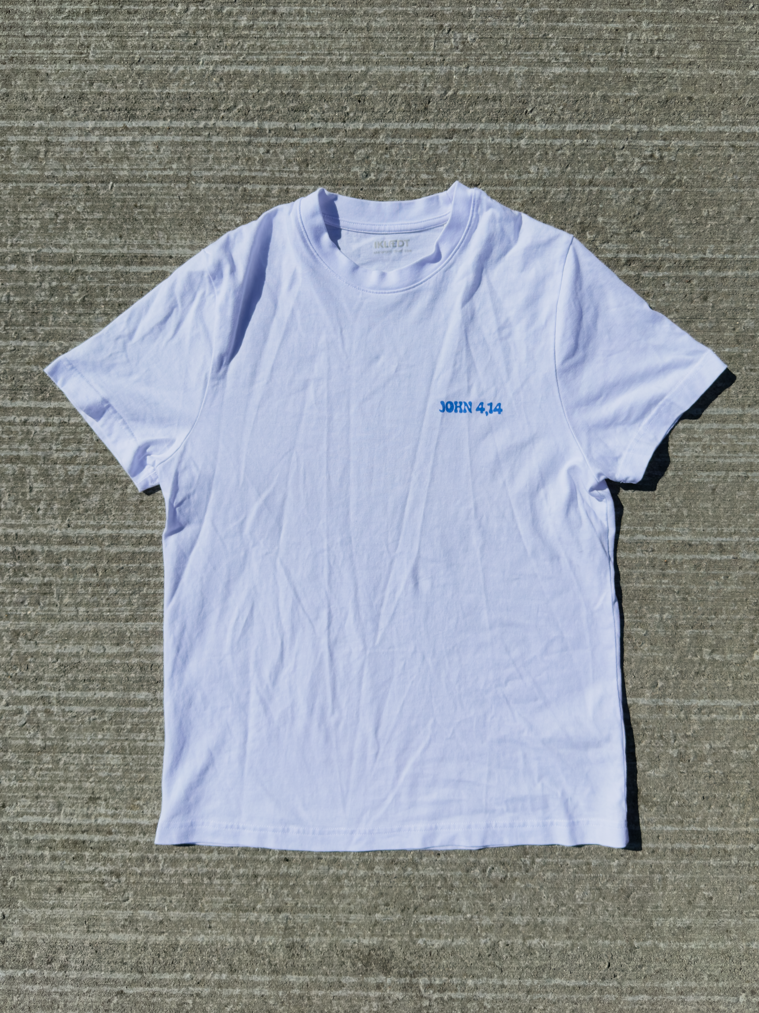 Living Water – hvid kristen T-shirt liggende med JOHN 4,14 på brystet