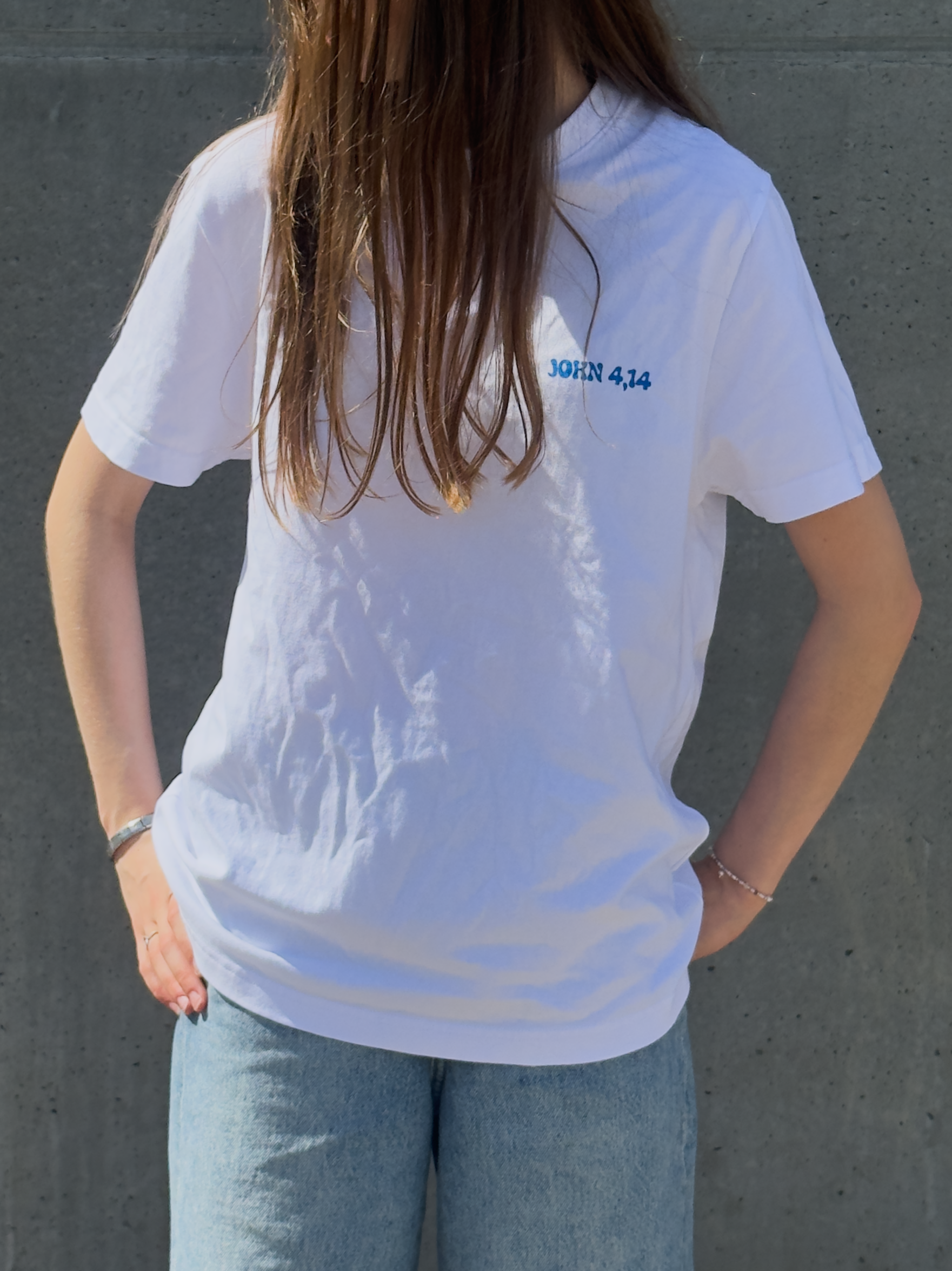 Living Water – hvid kristen T-shirt set forfra med JOHN 4,14 på brystet