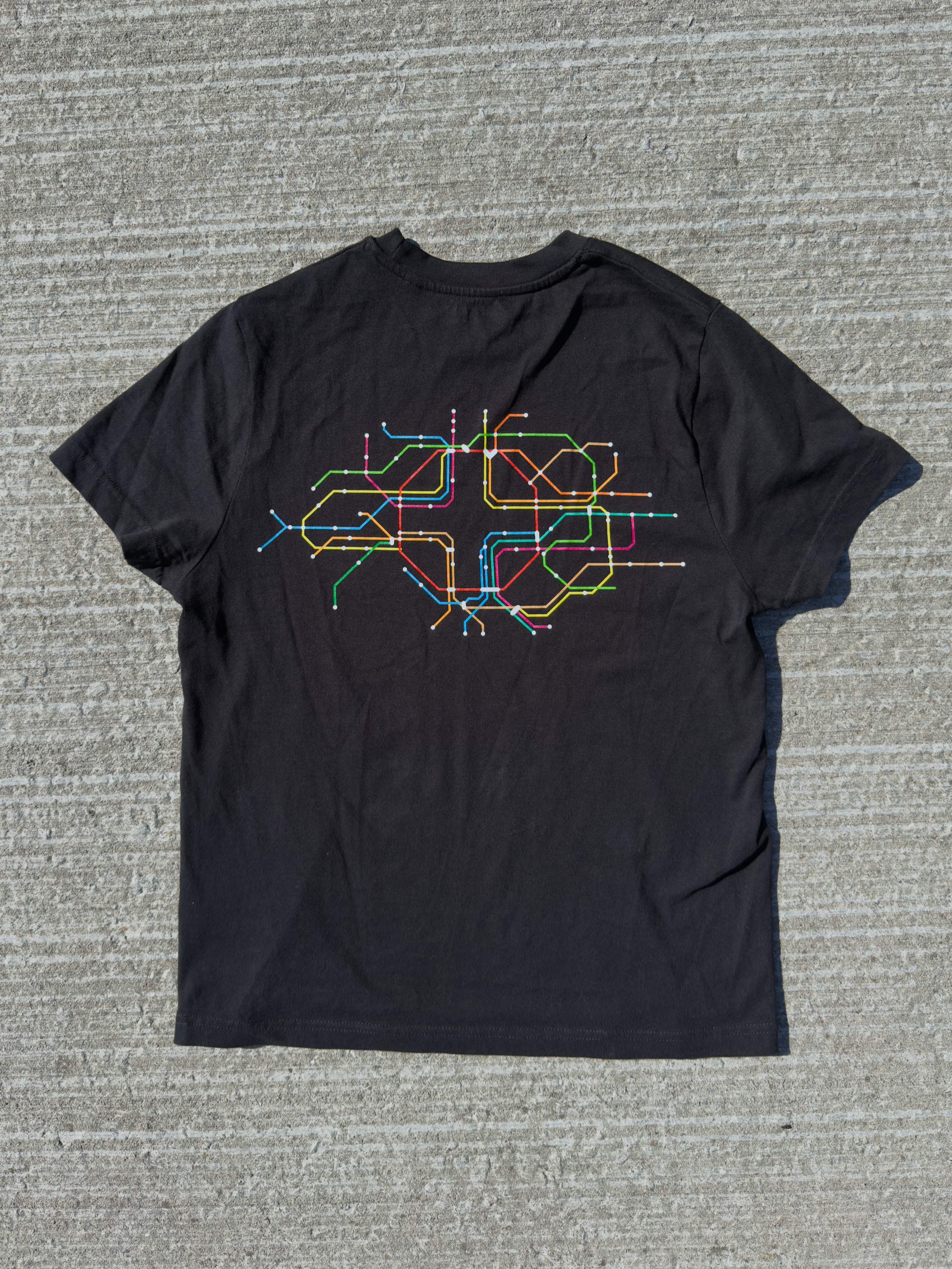 Vejen – sort kristen T-shirt liggende med metrokort-rygprint