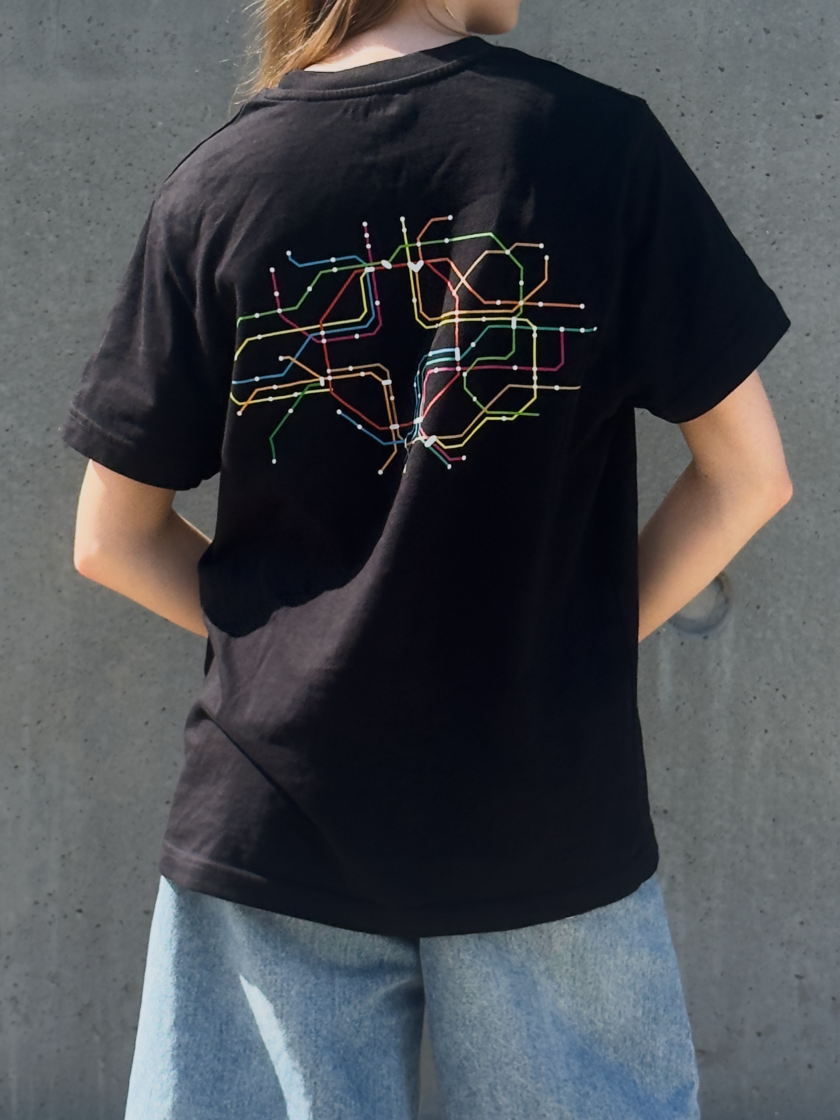 Vejen – sort kristen T-shirt set bagfra med metrokort-print, der tegner et kors
