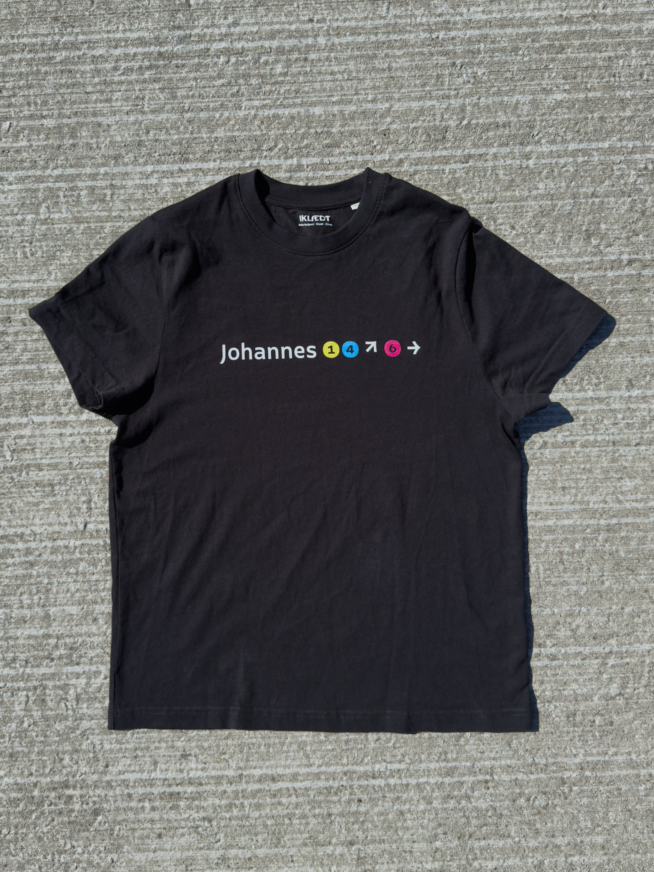 Vejen – sort kristen T-shirt liggende med Johannes 14,6-metroskilt på brystet