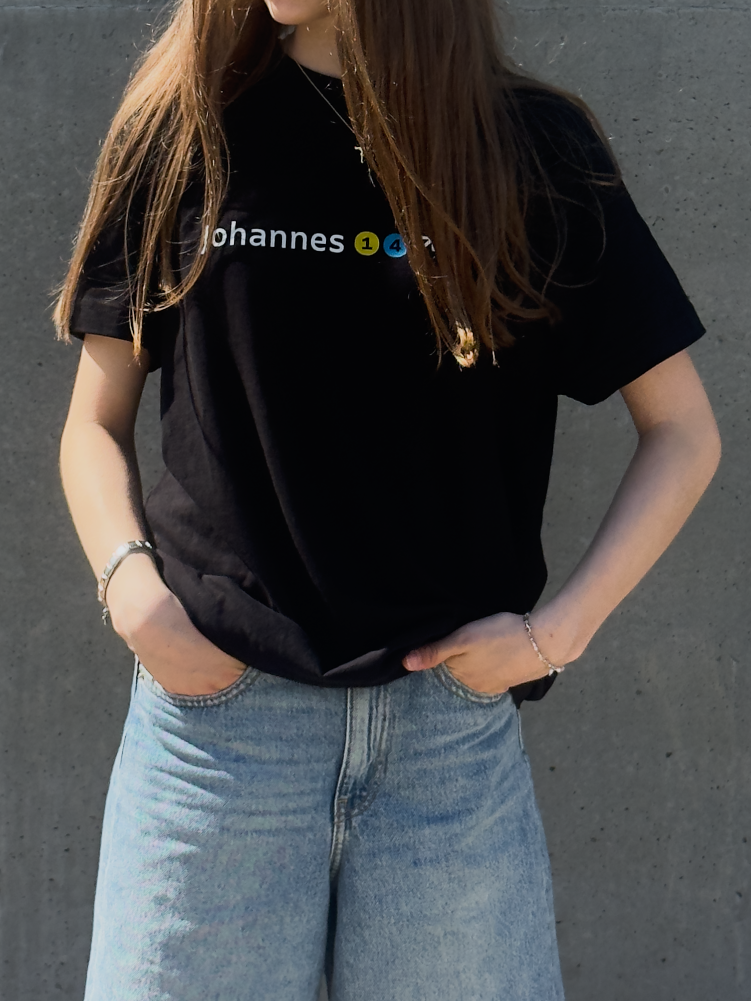 Vejen – sort kristen T-shirt set forfra med Johannes 14,6 som metroskilt