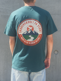 Skaberværket er stort – mørkegrøn kristen T-shirt set bagfra med badge-print af bjerge, flod og due