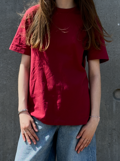 Underfuldt skabt – mørkerød kristen T-shirt set forfra