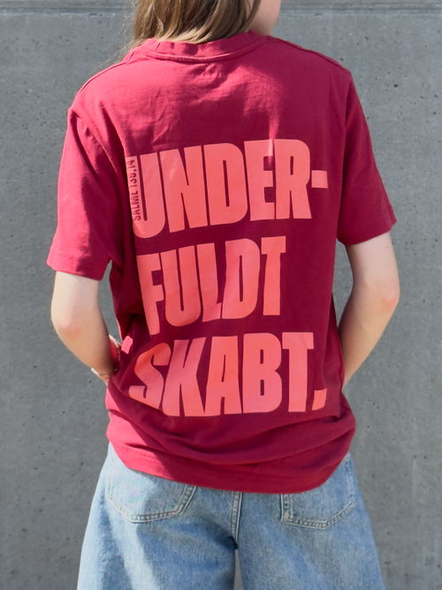 Underfuldt skabt – mørkerød kristen T-shirt set bagfra med Salme 139,14 i massiv typografi